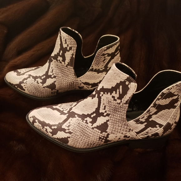 NWOT- Steve Madden Low heel Booties- 10 - Picture 2 of 7